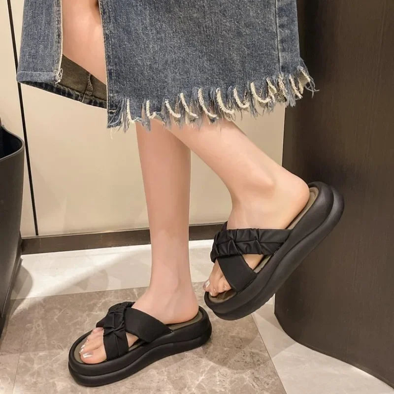 Low Shoes House Slippers Platform Luxury Slides Summer Clogs Woman Pantofle Designer Beach 2024 Fabric Rome Hoof Heels Rubber