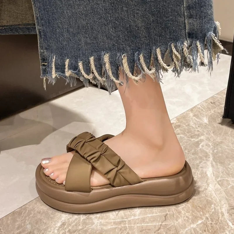 Low Shoes House Slippers Platform Luxury Slides Summer Clogs Woman Pantofle Designer Beach 2024 Fabric Rome Hoof Heels Rubber