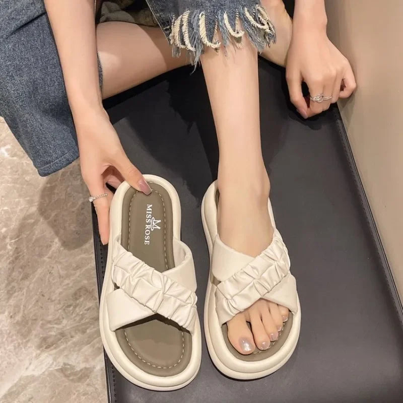 Low Shoes House Slippers Platform Luxury Slides Summer Clogs Woman Pantofle Designer Beach 2024 Fabric Rome Hoof Heels Rubber