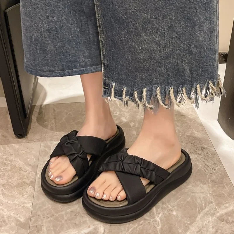 Low Shoes House Slippers Platform Luxury Slides Summer Clogs Woman Pantofle Designer Beach 2024 Fabric Rome Hoof Heels Rubber